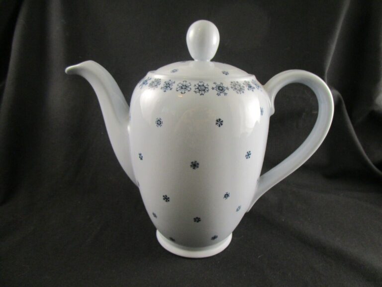 Read more about the article ARABIA Finland Snowflake Pattern Coffee Pot With Lid