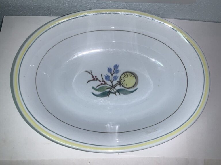 Read more about the article Arabia of Finland 9″x 7″ Oval Vegetable Bowl Windflower Rare Find Hand-painted