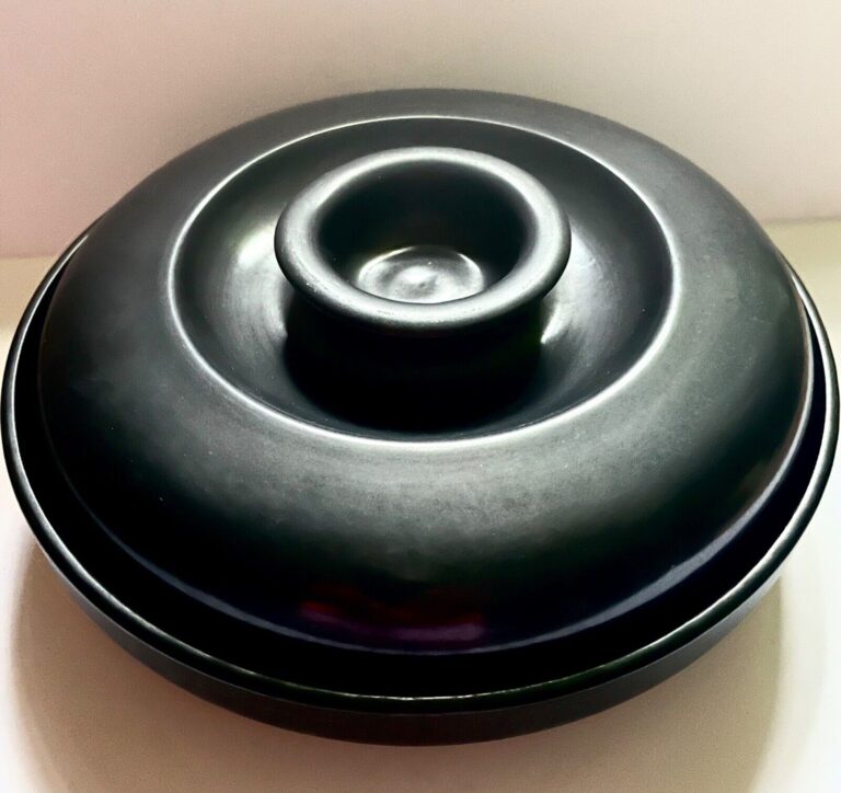 Read more about the article Rare Arabia Finland Kokki Black Stoneware Lidded Bowl Porcelain Vtg