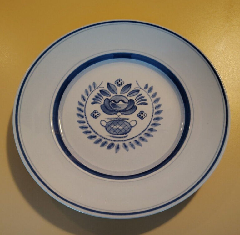 Read more about the article Vintage Arabia Blue Rose 10 1/2″ Dinner Plate Hand Painted Finland Pre-owned