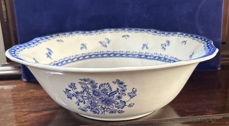 Read more about the article Vintage Arabia of Finland Finn blue flower large salad bowl 10 1/8″