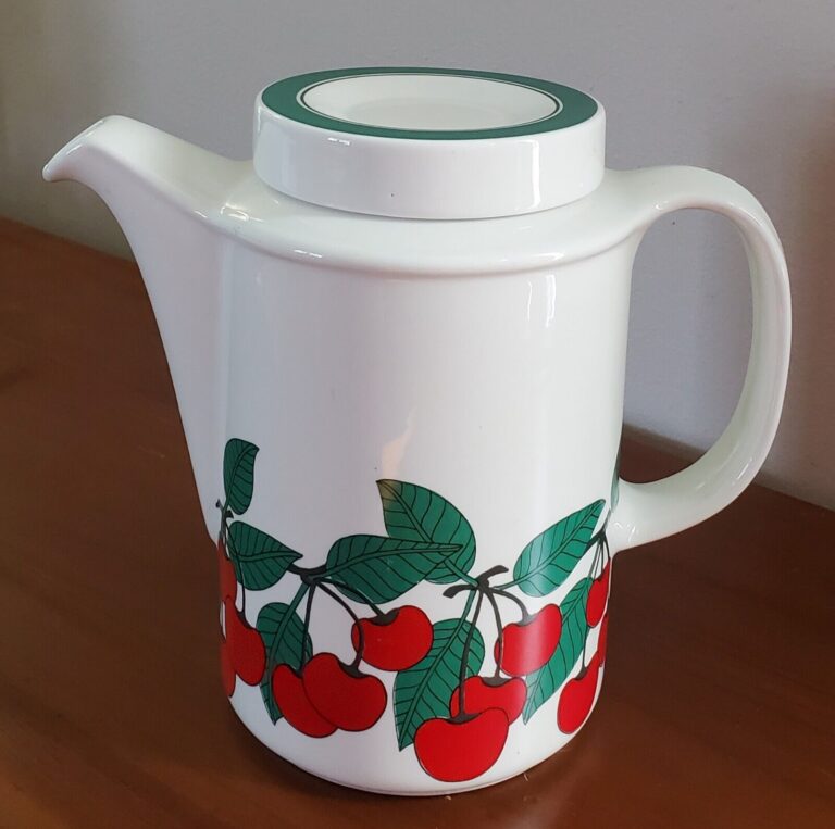 Read more about the article Vintage ARABIA of Finland KIRSIKKA Coffee Pot with Lid Very Good RARE