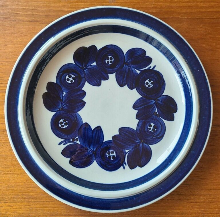 Read more about the article Vintage Hand-Painted Arabia of Finland Anemone Blue 13″ Chop Plate Ulla Procope