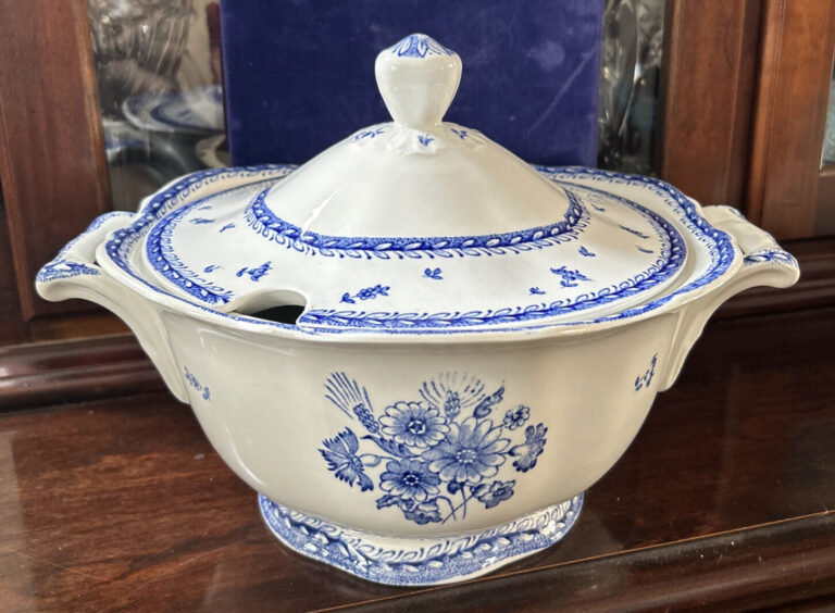 Read more about the article Vintage Tureen and lid finn  flower blue by Arabia of Finland