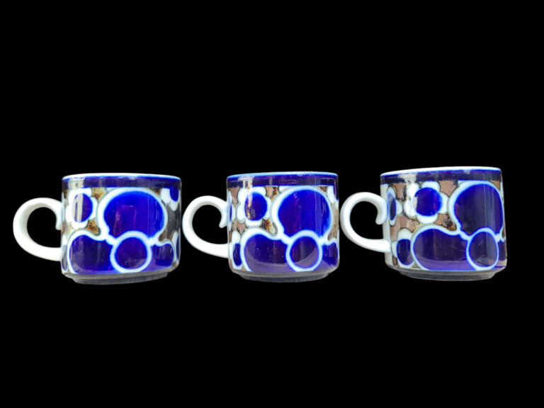 Read more about the article Set Of 3 Scarce Arabia Finland Saara Pattern Tea Cups Cobalt Blue / Brown Flower