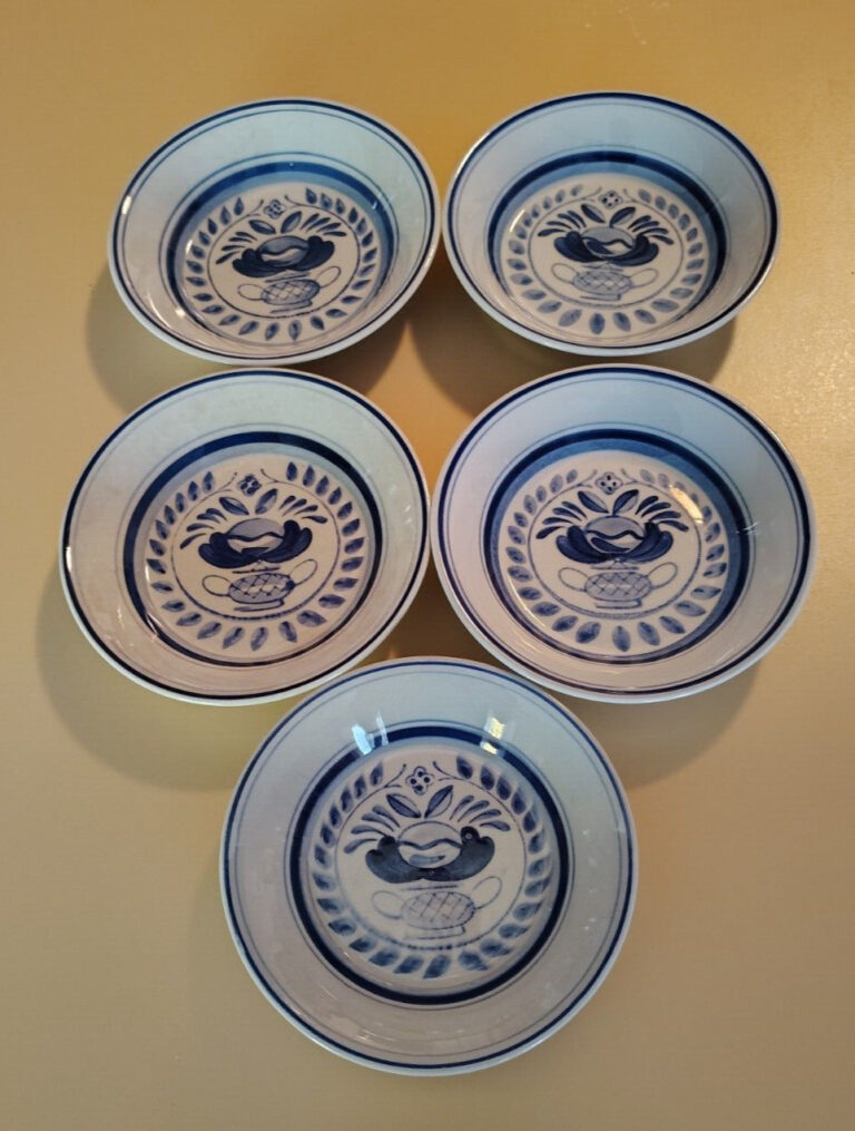 Read more about the article (5) Vtg Arabia “BLUE ROSE” 5″ FRuit Desert Bowls Hand painted EUC