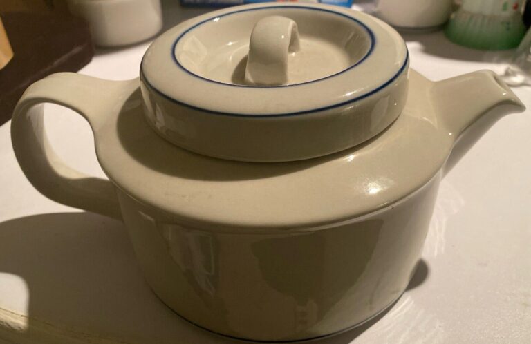 Read more about the article Vintage 80’s Arabia Finland SAIMAA Teapot Rare Retired EUC