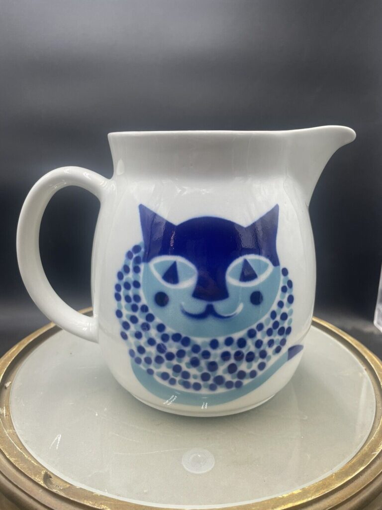 Read more about the article Vintage Arabia Finland MCM Blue and White Kissa Cat 6.5” Pitcher Jug VG