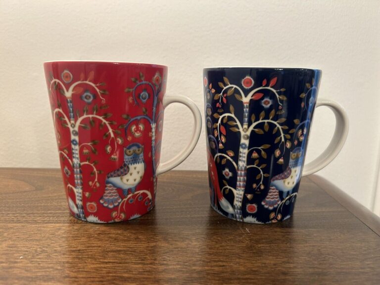 Read more about the article Iittala Red Blue Coffee 2 Mugs Blue Owls Peacock Arabia Finland Taika Christmas