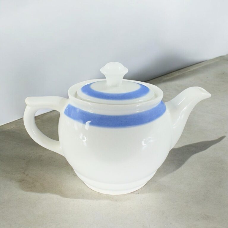 Read more about the article Vintage Arabia of Finland Ribbons Blue Small Pitcher 8oz Teapot Ceramic AS IS