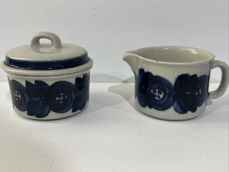 Read more about the article ARABIA FINLAND ANEMONE Cobalt Blue Ulla Procopé Sugar Bowl W/ Lid And Creamer