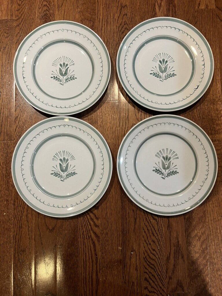 Read more about the article Set of 4 Arabia Finland GREEN THISTLE 10.5” Dinner Plates No Chips Perfect Shape