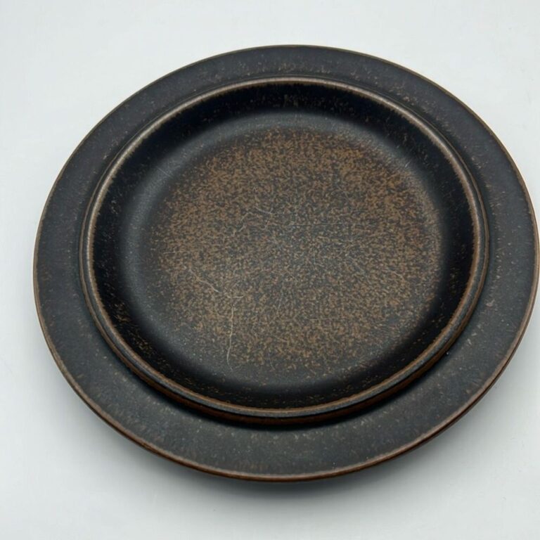 Read more about the article Vintage Arabia Finland Ruska Ulla Procope Pottery salad Plate Retired brown