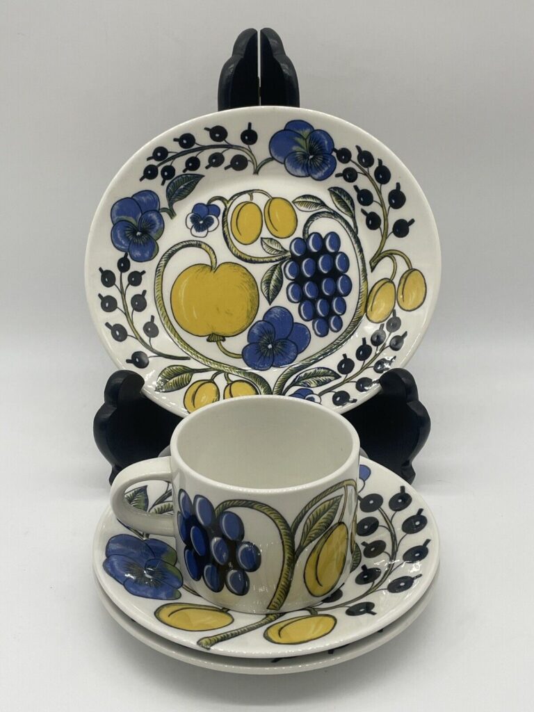 Read more about the article Arabia of Finland “Paratiisi” Oval Salad Plate  Cup and Saucer (4 Pieces)