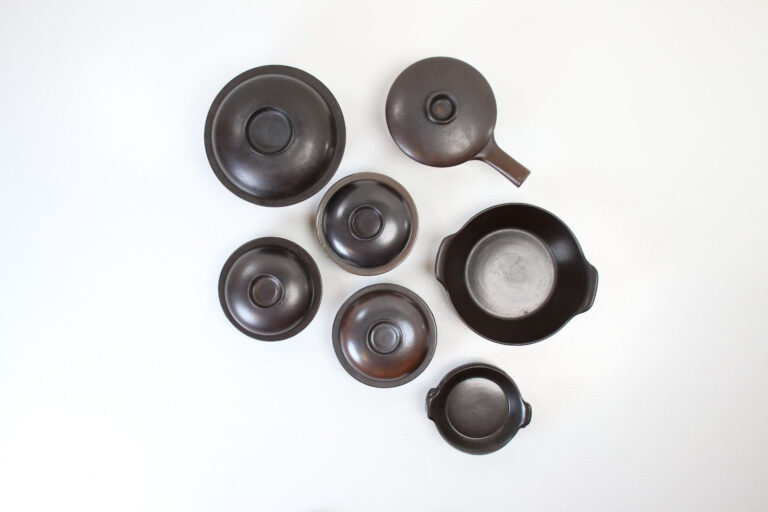 Read more about the article Arabia Finland dishes and lidded bowls brown saucepan LIEKKI