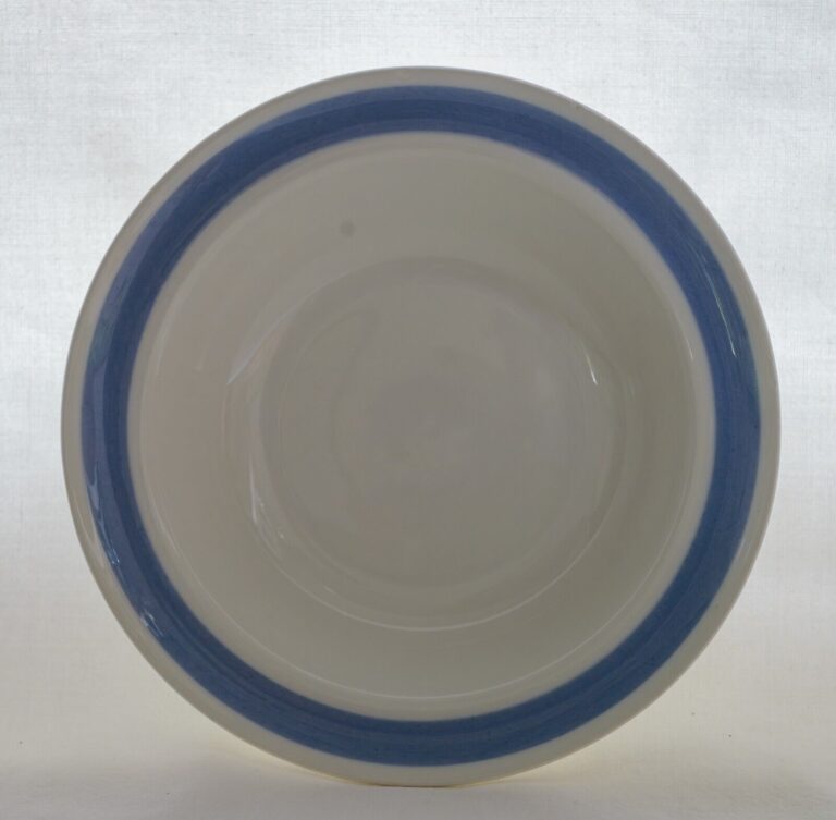 Read more about the article Arabia Finland Blue Ribbon Rim Cereal Fruit Dessert Bowl Bowl 6.5″ Vintage