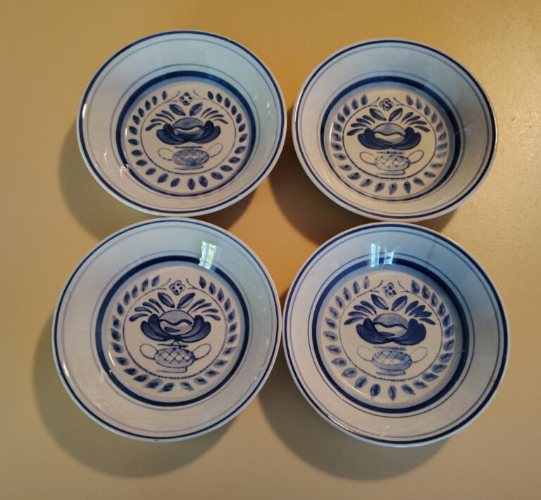 Read more about the article (4) Vtg Arabia “BLUE ROSE” 5″ FRuit Desert Bowls Hand painted EUC