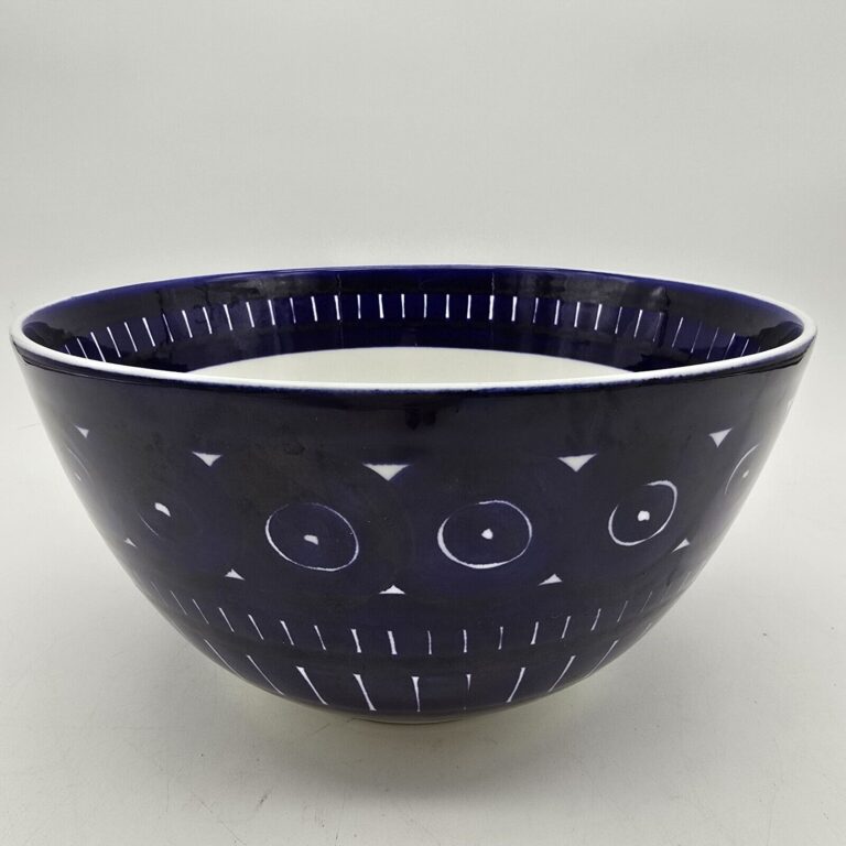 Read more about the article Arabia  Finland Valencia Procope Salad Bowl Serving  Blue 8.75 X 5” EUC Signed