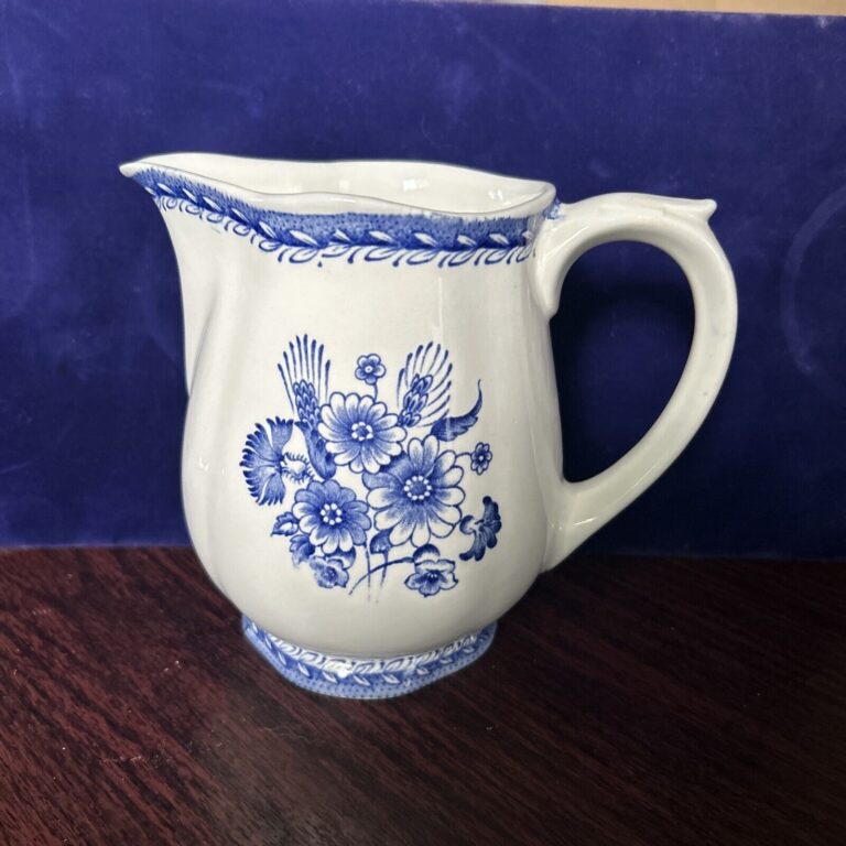 Read more about the article Vintage Arabia Finland Finn Flower Blue on White Jug Pitcher 32 oz