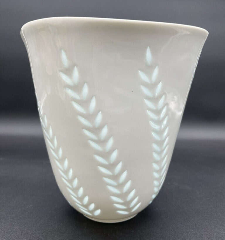 Read more about the article VTG Arabia Finland Porcelain Vase Friedl Holzer-Kjellberg Rice Grains FHK Vase