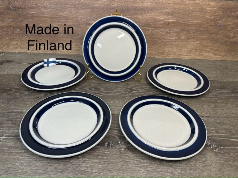 Read more about the article Vintage Arabia Finland Cobalt Blue Anemone 8”Salad Plate Plates ~set Of 5