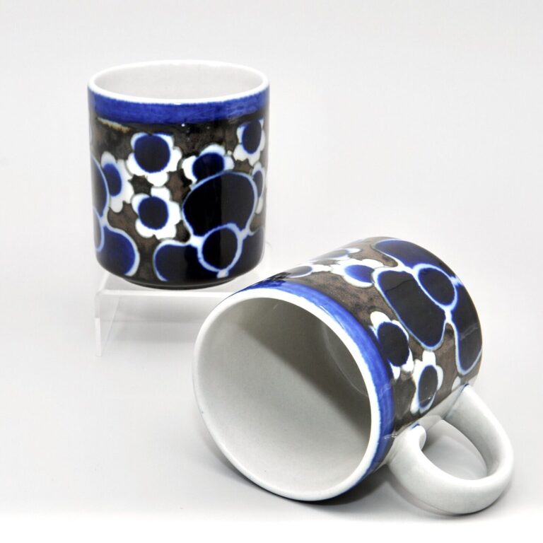 Read more about the article ARABIA FINLAND CUSTOM – “Saara” Large Coffee Mugs – Set of Two (2)