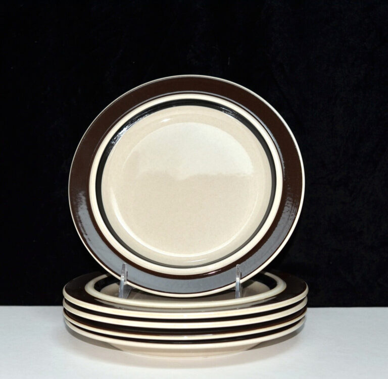 Read more about the article Arabia Finland Ruija Troubadour * 5 SALAD PLATES * 7 7/8″  Brown Bands  EXC!!