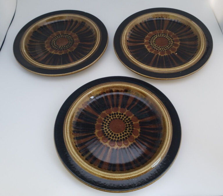 Read more about the article Vtg Arabia of Finland KOSMOS pattern rim Bread Plates – 6.25″ -Set of 3 – MCM