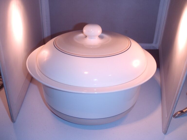 Read more about the article Tureen and Lid Seita Arctica by Arabia of Finland 9 3/4 Diameter