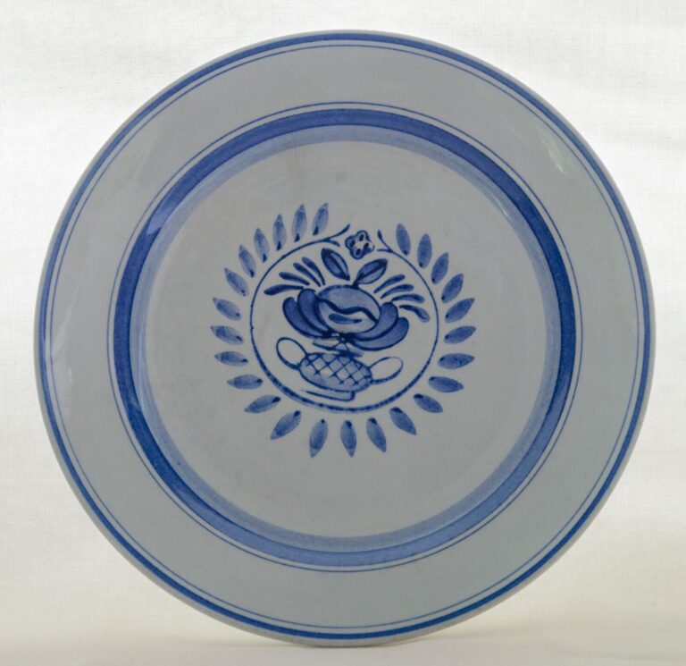 Read more about the article Vintage Arabia Blue Rose 7-5/8″ Salad Plate Hand Painted Finland Pre-owned