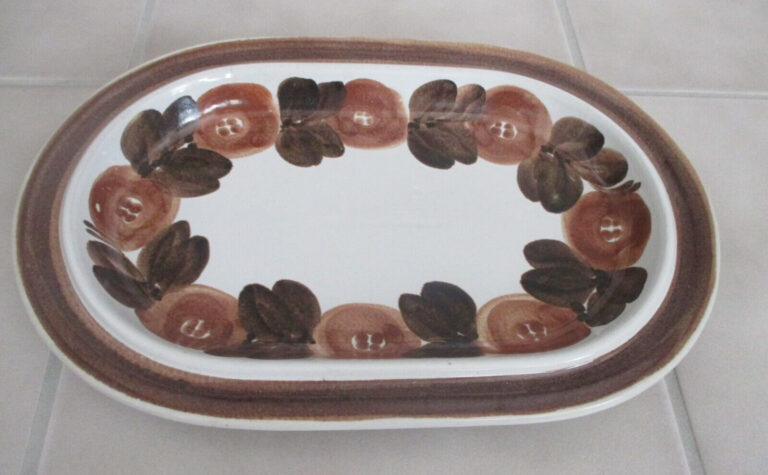 Read more about the article Arabia Rosmarin Brown 14″Oval Serving Platter Plate Finland Brown Bands/Flowers