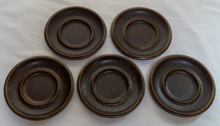 Read more about the article Set of 5 Arabia Finland Ruska Saucers Brown 5 5/8″ Plates for Tea Cups Vintage