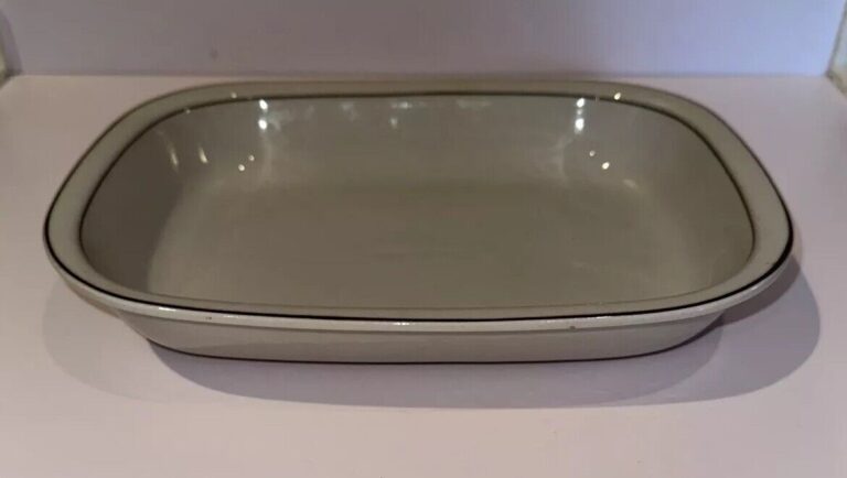 Read more about the article Arabia Fennica Beige W/ Brown Trim  Rectangular Serving Dish 12” X 9” Finland