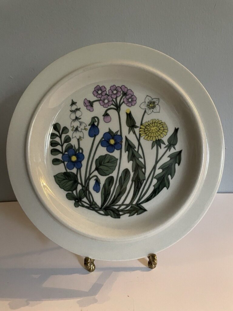 Read more about the article ARABIA FINLAND FLORA 10” dinner plate (1970s – Esteri Tomula) HARD TO FIND