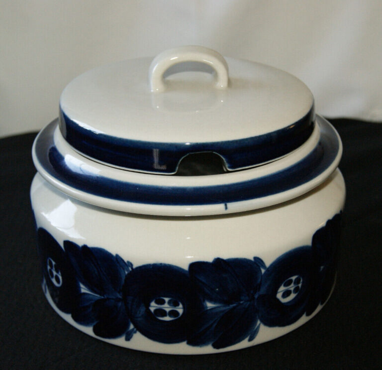 Read more about the article Arabia Finland Anemone Blue Casserole Covered Dish Soup Tureen Hand Signed VTG