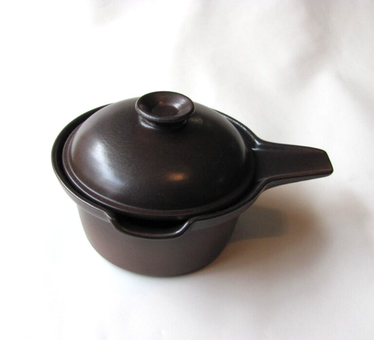 Read more about the article Arabia Finland vintage Liekki small saucepan