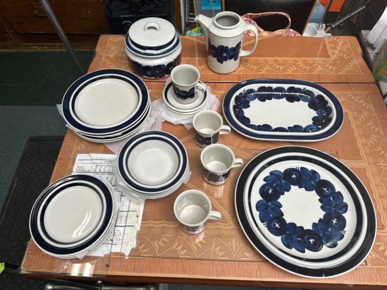 Read more about the article Arabia Finland Mid Century Modern Stoneware 24 Piece Set – 4 Piece Place Setting