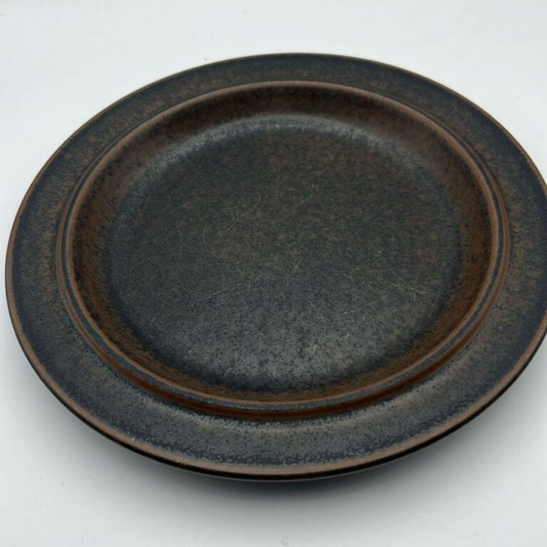 Read more about the article Vintage Arabia Finland Ruska Ulla Procope Pottery 8” Plate Retired brown