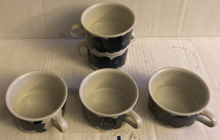 Read more about the article Set Of 5 Arabia Finland Anemone Blue Flat 4 Coffee/Tea Cups and 1 Creamer Vintage