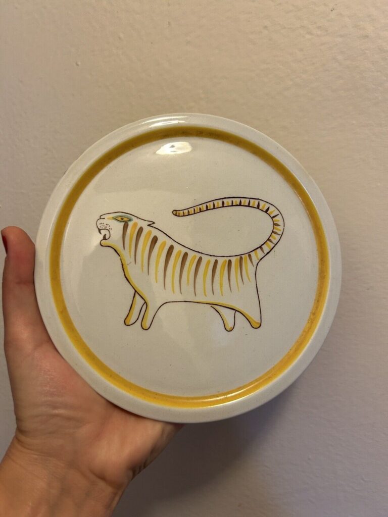 Read more about the article RARE ARABIA 1950s ANIMAL KINGDOM Hand painted Tiger Trivet Wall Hanging Finland