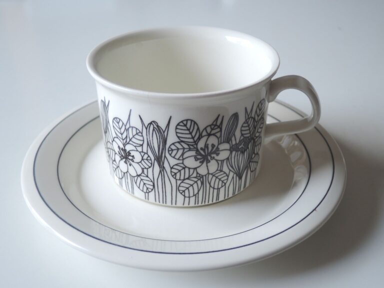 Read more about the article 【Vintage】ARABIA FINLAND Krokus Tee cup and saucer CandS BW (L) size  Esteri Tomula