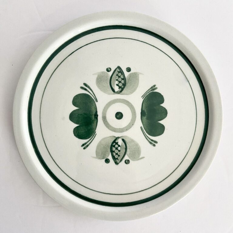 Read more about the article Vtg Arabia Finland Green Laurel Hand Paint Ceramic Pottery Hanging Trivet 6.5″