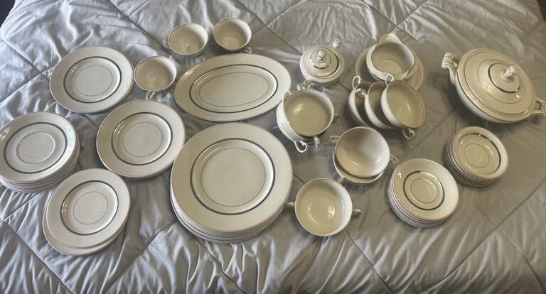 Read more about the article ARABIA of Finland Vintage Dinnerware Set Of 86 Pieces  Beautiful Set