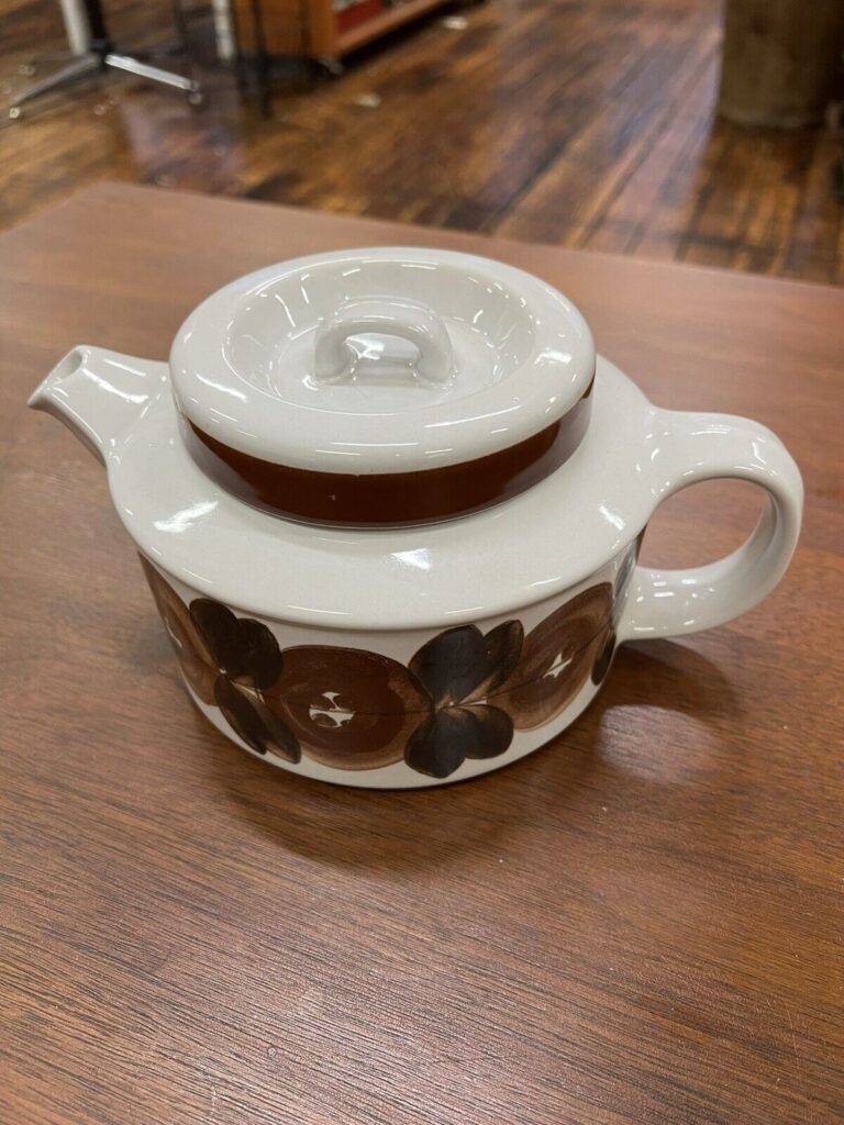 Read more about the article Vintage Arabia Finland Ulla Procope Rosmarin teapot with strainer insert