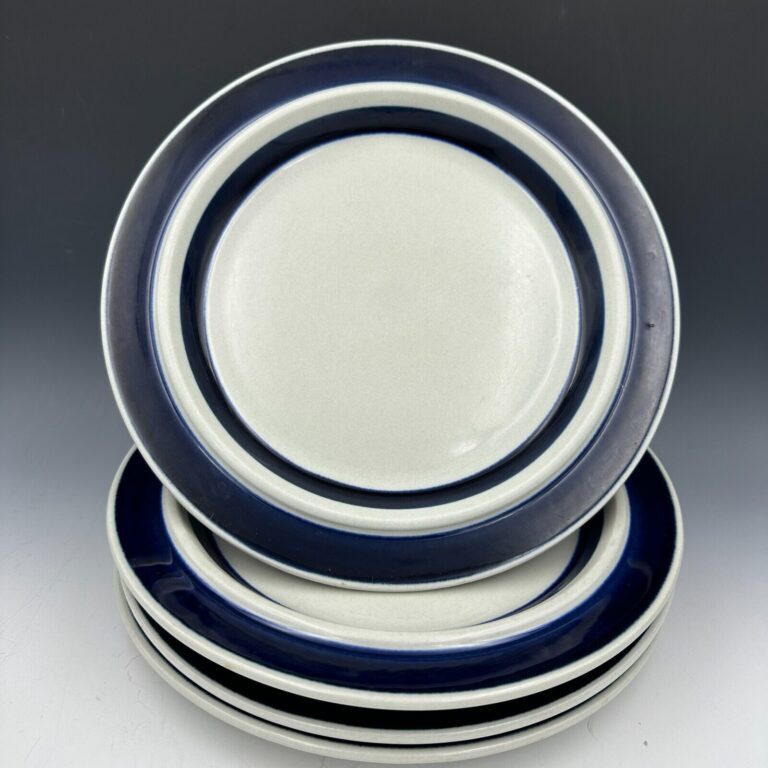 Read more about the article Set of 4 Arabia Finland BLUE ANEMONE 10-1/4″ Dinner Plates Hand Painted Bands