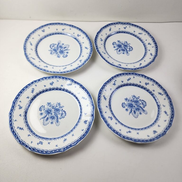 Read more about the article Vintage Arabia of Finland Finn Flowers Dinner Plates Set of 4  10-1/4″