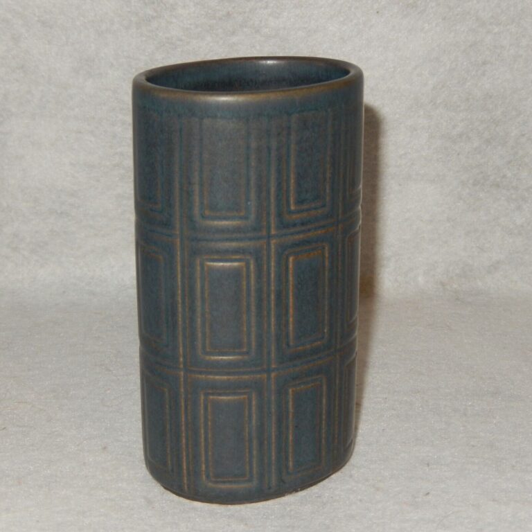 Read more about the article ARABIA FINLAND Vintage Art Pottery VASE Geometric Goran Back Matte Blue