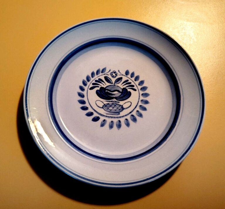 Read more about the article Vintage Arabia Finland Blue Rose Salad Plate 7 1/2″ Hand Painted