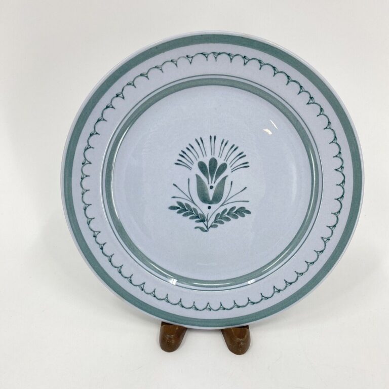 Read more about the article Arabia of Finland Green Thistle Hand Painted Dinner Plate 9.5″ MINOR FLAW