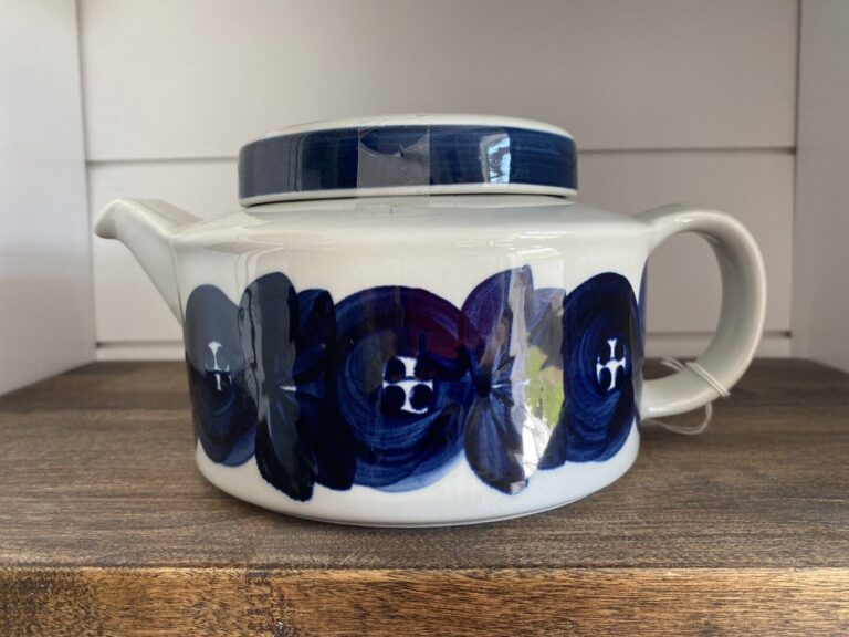 Read more about the article Vintage Arabia Finland Anemone Teapot W/ Infuser